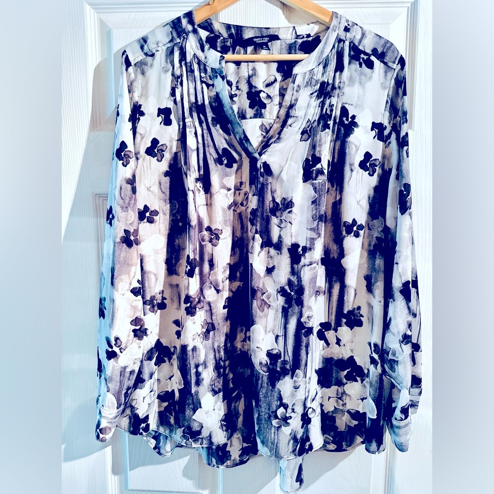 VeraWang blouse. Purple floral pattern. Size XL